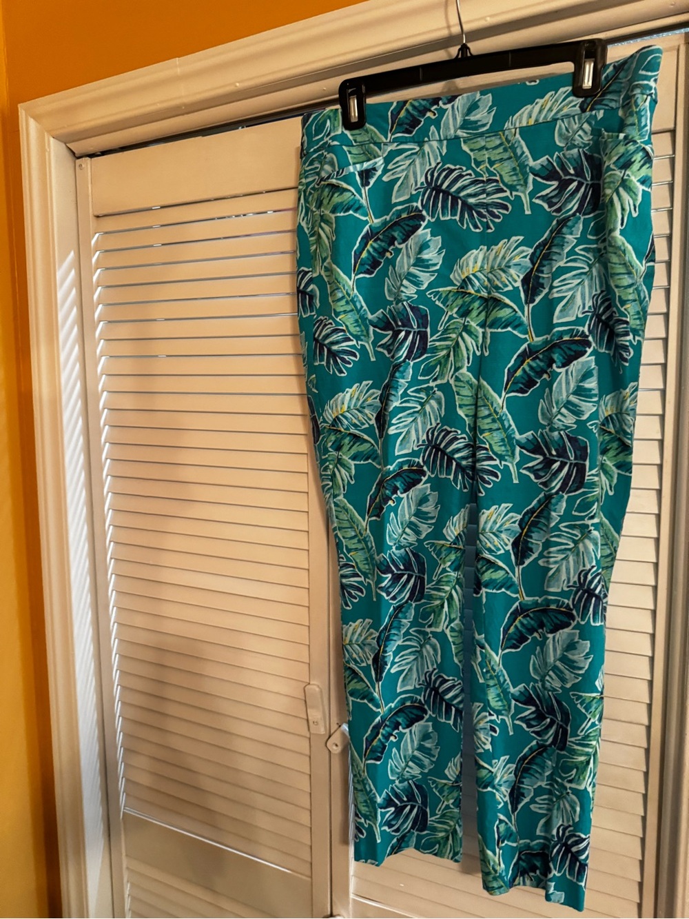 Chico's Teal Tropical Leaf Cropped Pants